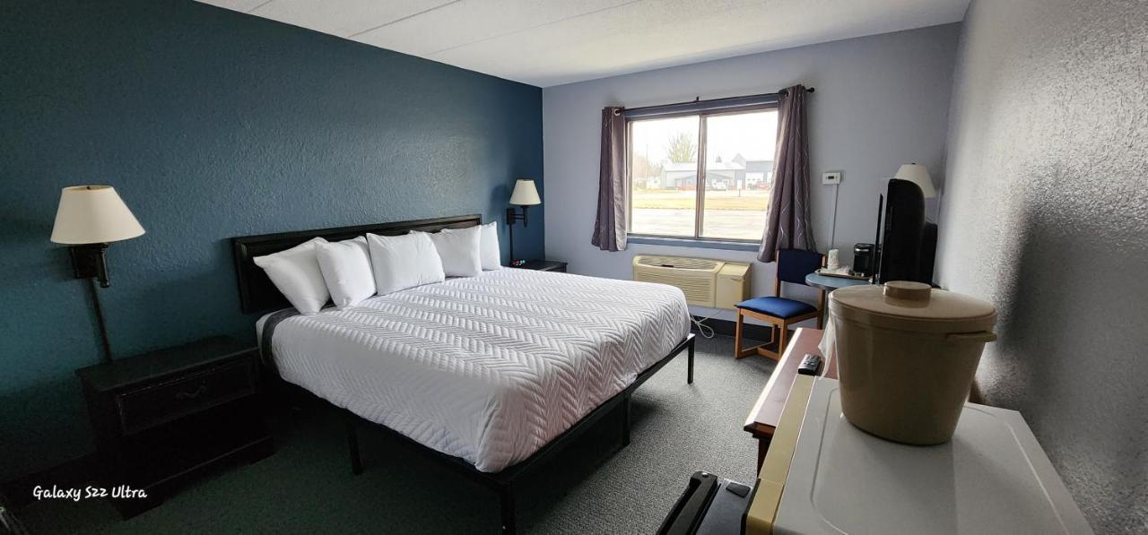 The Oasis Hotel & Bar Sheboygan Falls Exterior photo